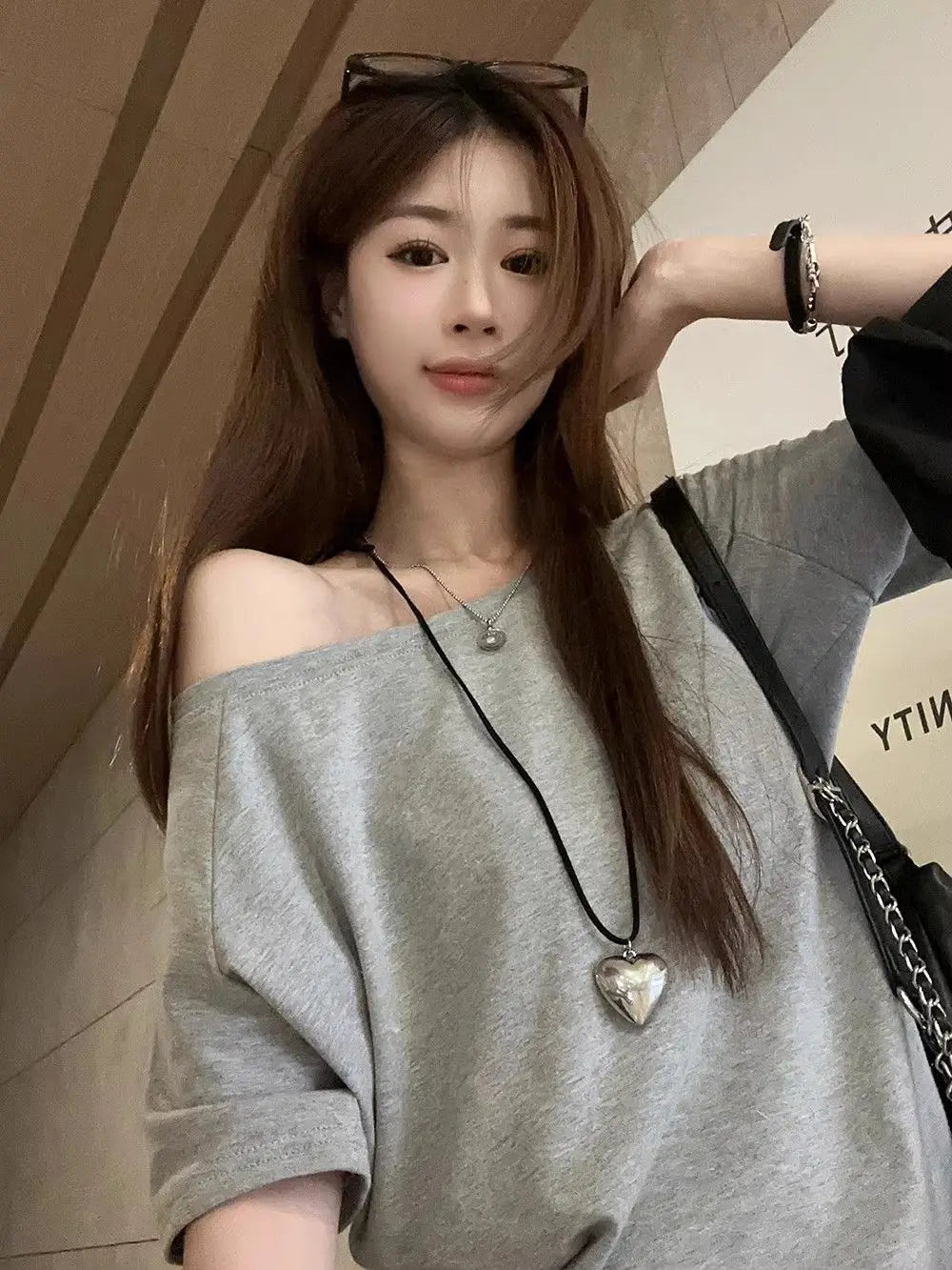 Design-sliding Shoulders One Shoulder Two Short-sleeved T-shirts for Women in Summer Light and Lazy Solid Color Off-shoulder Top HIP